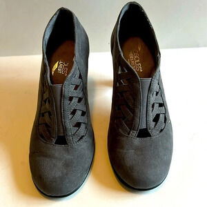 Aerosoles Heelrest gray suede 3” heels, size 6 1/2